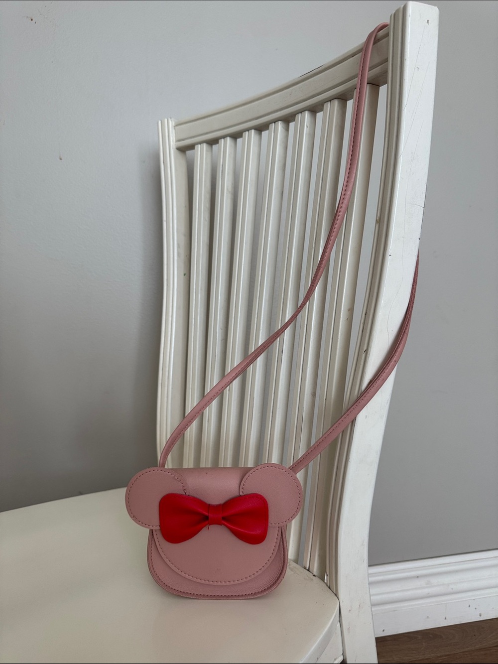 Girls Pink Mouse-Shaped Crossbody Bag with Red Bow Accent
